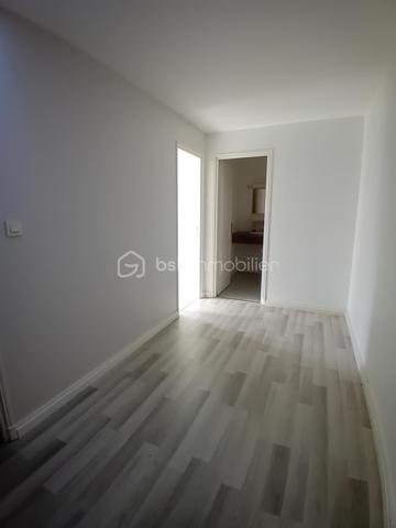 À vendre : charmante longère datant de 1819, située dans une impasse au calme, offrant environ 202 m² habitables actuellement répartis en deux logements indépendants de 134 m² et 68 m².

La configuration permet également d'envisager une réhabilitation en une seule grande habitation familiale, selon votre projet.

🌿 Atout rare : la rivière La Nie borde le terrain, offrant un environnement agréable et paisible.

🏠 Logement de 134 m²
Cuisine séparée

Salon / salle à manger

Buanderie

Salle d'eau avec sèche-serviettes

WC séparé

À l'étage : 4 chambres avec parquet stratifié, grand palier, dressing et cabinet de WC

🏠 Logement de 68 m²
Cuisine / salle à manger dans une pièce unique

Salle d'eau

WC séparé

À l'étage : 2 chambres, dont une avec placard

Cabinet de WC

🔧 Équipements
Menuiseries bois double vitrage

Chauffage par radiateurs électriques

VMC

Assainissement commun aux deux logements

Chaque logement dispose de son petit bâtiment indépendant, idéal pour ranger vélos, tondeuse, outils et matériel de jardin.

📍 Situation et environnement
La maison se trouve dans une impasse, dans un environnement calme et agréable, avec la rivière en bordure du terrain.

🚌 Arrêt de bus scolaire à environ 5 minutes
🌊 Environ 1 heure de la côte Atlantique

💰 Un bien aux multiples possibilités
Idéal pour un investisseur, avec deux logements permettant de conserver une activité locative, mais également intéressant pour un acquéreur souhaitant réunir les deux logements afin de créer une grande maison familiale.

Une maison pleine de potentiel, avec le charme de l'ancien, une belle surface et un environnement paisible au bord de l'eau.

Pour plus d'informations, de photos ou organiser une visite, me contacter.