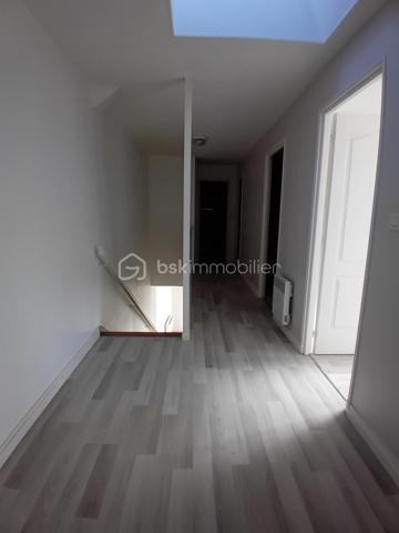 À vendre : charmante longère datant de 1819, située dans une impasse au calme, offrant environ 202 m² habitables actuellement répartis en deux logements indépendants de 134 m² et 68 m².

La configuration permet également d'envisager une réhabilitation en une seule grande habitation familiale, selon votre projet.

🌿 Atout rare : la rivière La Nie borde le terrain, offrant un environnement agréable et paisible.

🏠 Logement de 134 m²
Cuisine séparée

Salon / salle à manger

Buanderie

Salle d'eau avec sèche-serviettes

WC séparé

À l'étage : 4 chambres avec parquet stratifié, grand palier, dressing et cabinet de WC

🏠 Logement de 68 m²
Cuisine / salle à manger dans une pièce unique

Salle d'eau

WC séparé

À l'étage : 2 chambres, dont une avec placard

Cabinet de WC

🔧 Équipements
Menuiseries bois double vitrage

Chauffage par radiateurs électriques

VMC

Assainissement commun aux deux logements

Chaque logement dispose de son petit bâtiment indépendant, idéal pour ranger vélos, tondeuse, outils et matériel de jardin.

📍 Situation et environnement
La maison se trouve dans une impasse, dans un environnement calme et agréable, avec la rivière en bordure du terrain.

🚌 Arrêt de bus scolaire à environ 5 minutes
🌊 Environ 1 heure de la côte Atlantique

💰 Un bien aux multiples possibilités
Idéal pour un investisseur, avec deux logements permettant de conserver une activité locative, mais également intéressant pour un acquéreur souhaitant réunir les deux logements afin de créer une grande maison familiale.

Une maison pleine de potentiel, avec le charme de l'ancien, une belle surface et un environnement paisible au bord de l'eau.

Pour plus d'informations, de photos ou organiser une visite, me contacter.