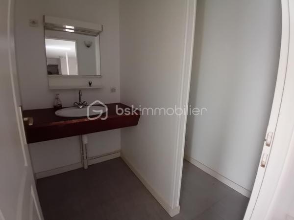 À vendre : charmante longère datant de 1819, située dans une impasse au calme, offrant environ 202 m² habitables actuellement répartis en deux logements indépendants de 134 m² et 68 m².

La configuration permet également d'envisager une réhabilitation en une seule grande habitation familiale, selon votre projet.

🌿 Atout rare : la rivière La Nie borde le terrain, offrant un environnement agréable et paisible.

🏠 Logement de 134 m²
Cuisine séparée

Salon / salle à manger

Buanderie

Salle d'eau avec sèche-serviettes

WC séparé

À l'étage : 4 chambres avec parquet stratifié, grand palier, dressing et cabinet de WC

🏠 Logement de 68 m²
Cuisine / salle à manger dans une pièce unique

Salle d'eau

WC séparé

À l'étage : 2 chambres, dont une avec placard

Cabinet de WC

🔧 Équipements
Menuiseries bois double vitrage

Chauffage par radiateurs électriques

VMC

Assainissement commun aux deux logements

Chaque logement dispose de son petit bâtiment indépendant, idéal pour ranger vélos, tondeuse, outils et matériel de jardin.

📍 Situation et environnement
La maison se trouve dans une impasse, dans un environnement calme et agréable, avec la rivière en bordure du terrain.

🚌 Arrêt de bus scolaire à environ 5 minutes
🌊 Environ 1 heure de la côte Atlantique

💰 Un bien aux multiples possibilités
Idéal pour un investisseur, avec deux logements permettant de conserver une activité locative, mais également intéressant pour un acquéreur souhaitant réunir les deux logements afin de créer une grande maison familiale.

Une maison pleine de potentiel, avec le charme de l'ancien, une belle surface et un environnement paisible au bord de l'eau.

Pour plus d'informations, de photos ou organiser une visite, me contacter.