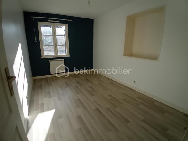 À vendre : charmante longère datant de 1819, située dans une impasse au calme, offrant environ 202 m² habitables actuellement répartis en deux logements indépendants de 134 m² et 68 m².

La configuration permet également d'envisager une réhabilitation en une seule grande habitation familiale, selon votre projet.

🌿 Atout rare : la rivière La Nie borde le terrain, offrant un environnement agréable et paisible.

🏠 Logement de 134 m²
Cuisine séparée

Salon / salle à manger

Buanderie

Salle d'eau avec sèche-serviettes

WC séparé

À l'étage : 4 chambres avec parquet stratifié, grand palier, dressing et cabinet de WC

🏠 Logement de 68 m²
Cuisine / salle à manger dans une pièce unique

Salle d'eau

WC séparé

À l'étage : 2 chambres, dont une avec placard

Cabinet de WC

🔧 Équipements
Menuiseries bois double vitrage

Chauffage par radiateurs électriques

VMC

Assainissement commun aux deux logements

Chaque logement dispose de son petit bâtiment indépendant, idéal pour ranger vélos, tondeuse, outils et matériel de jardin.

📍 Situation et environnement
La maison se trouve dans une impasse, dans un environnement calme et agréable, avec la rivière en bordure du terrain.

🚌 Arrêt de bus scolaire à environ 5 minutes
🌊 Environ 1 heure de la côte Atlantique

💰 Un bien aux multiples possibilités
Idéal pour un investisseur, avec deux logements permettant de conserver une activité locative, mais également intéressant pour un acquéreur souhaitant réunir les deux logements afin de créer une grande maison familiale.

Une maison pleine de potentiel, avec le charme de l'ancien, une belle surface et un environnement paisible au bord de l'eau.

Pour plus d'informations, de photos ou organiser une visite, me contacter.