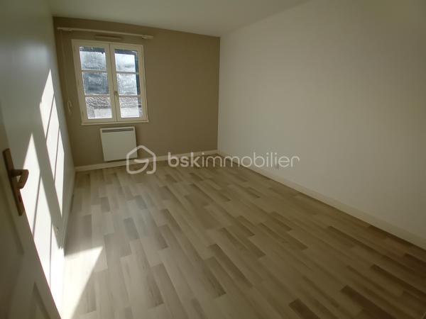 À vendre : charmante longère datant de 1819, située dans une impasse au calme, offrant environ 202 m² habitables actuellement répartis en deux logements indépendants de 134 m² et 68 m².

La configuration permet également d'envisager une réhabilitation en une seule grande habitation familiale, selon votre projet.

🌿 Atout rare : la rivière La Nie borde le terrain, offrant un environnement agréable et paisible.

🏠 Logement de 134 m²
Cuisine séparée

Salon / salle à manger

Buanderie

Salle d'eau avec sèche-serviettes

WC séparé

À l'étage : 4 chambres avec parquet stratifié, grand palier, dressing et cabinet de WC

🏠 Logement de 68 m²
Cuisine / salle à manger dans une pièce unique

Salle d'eau

WC séparé

À l'étage : 2 chambres, dont une avec placard

Cabinet de WC

🔧 Équipements
Menuiseries bois double vitrage

Chauffage par radiateurs électriques

VMC

Assainissement commun aux deux logements

Chaque logement dispose de son petit bâtiment indépendant, idéal pour ranger vélos, tondeuse, outils et matériel de jardin.

📍 Situation et environnement
La maison se trouve dans une impasse, dans un environnement calme et agréable, avec la rivière en bordure du terrain.

🚌 Arrêt de bus scolaire à environ 5 minutes
🌊 Environ 1 heure de la côte Atlantique

💰 Un bien aux multiples possibilités
Idéal pour un investisseur, avec deux logements permettant de conserver une activité locative, mais également intéressant pour un acquéreur souhaitant réunir les deux logements afin de créer une grande maison familiale.

Une maison pleine de potentiel, avec le charme de l'ancien, une belle surface et un environnement paisible au bord de l'eau.

Pour plus d'informations, de photos ou organiser une visite, me contacter.