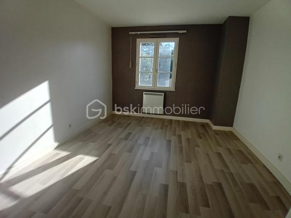 À vendre : charmante longère datant de 1819, située dans une impasse au calme, offrant environ 202 m² habitables actuellement répartis en deux logements indépendants de 134 m² et 68 m².

La configuration permet également d'envisager une réhabilitation en une seule grande habitation familiale, selon votre projet.

🌿 Atout rare : la rivière La Nie borde le terrain, offrant un environnement agréable et paisible.

🏠 Logement de 134 m²
Cuisine séparée

Salon / salle à manger

Buanderie

Salle d'eau avec sèche-serviettes

WC séparé

À l'étage : 4 chambres avec parquet stratifié, grand palier, dressing et cabinet de WC

🏠 Logement de 68 m²
Cuisine / salle à manger dans une pièce unique

Salle d'eau

WC séparé

À l'étage : 2 chambres, dont une avec placard

Cabinet de WC

🔧 Équipements
Menuiseries bois double vitrage

Chauffage par radiateurs électriques

VMC

Assainissement commun aux deux logements

Chaque logement dispose de son petit bâtiment indépendant, idéal pour ranger vélos, tondeuse, outils et matériel de jardin.

📍 Situation et environnement
La maison se trouve dans une impasse, dans un environnement calme et agréable, avec la rivière en bordure du terrain.

🚌 Arrêt de bus scolaire à environ 5 minutes
🌊 Environ 1 heure de la côte Atlantique

💰 Un bien aux multiples possibilités
Idéal pour un investisseur, avec deux logements permettant de conserver une activité locative, mais également intéressant pour un acquéreur souhaitant réunir les deux logements afin de créer une grande maison familiale.

Une maison pleine de potentiel, avec le charme de l'ancien, une belle surface et un environnement paisible au bord de l'eau.

Pour plus d'informations, de photos ou organiser une visite, me contacter.