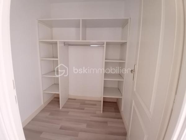À vendre : charmante longère datant de 1819, située dans une impasse au calme, offrant environ 202 m² habitables actuellement répartis en deux logements indépendants de 134 m² et 68 m².

La configuration permet également d'envisager une réhabilitation en une seule grande habitation familiale, selon votre projet.

🌿 Atout rare : la rivière La Nie borde le terrain, offrant un environnement agréable et paisible.

🏠 Logement de 134 m²
Cuisine séparée

Salon / salle à manger

Buanderie

Salle d'eau avec sèche-serviettes

WC séparé

À l'étage : 4 chambres avec parquet stratifié, grand palier, dressing et cabinet de WC

🏠 Logement de 68 m²
Cuisine / salle à manger dans une pièce unique

Salle d'eau

WC séparé

À l'étage : 2 chambres, dont une avec placard

Cabinet de WC

🔧 Équipements
Menuiseries bois double vitrage

Chauffage par radiateurs électriques

VMC

Assainissement commun aux deux logements

Chaque logement dispose de son petit bâtiment indépendant, idéal pour ranger vélos, tondeuse, outils et matériel de jardin.

📍 Situation et environnement
La maison se trouve dans une impasse, dans un environnement calme et agréable, avec la rivière en bordure du terrain.

🚌 Arrêt de bus scolaire à environ 5 minutes
🌊 Environ 1 heure de la côte Atlantique

💰 Un bien aux multiples possibilités
Idéal pour un investisseur, avec deux logements permettant de conserver une activité locative, mais également intéressant pour un acquéreur souhaitant réunir les deux logements afin de créer une grande maison familiale.

Une maison pleine de potentiel, avec le charme de l'ancien, une belle surface et un environnement paisible au bord de l'eau.

Pour plus d'informations, de photos ou organiser une visite, me contacter.