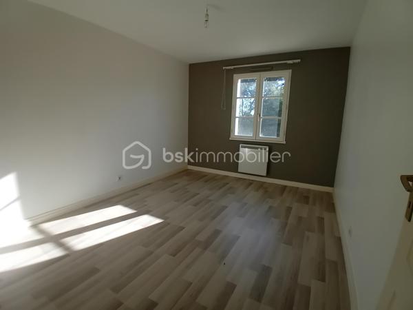 À vendre : charmante longère datant de 1819, située dans une impasse au calme, offrant environ 202 m² habitables actuellement répartis en deux logements indépendants de 134 m² et 68 m².

La configuration permet également d'envisager une réhabilitation en une seule grande habitation familiale, selon votre projet.

🌿 Atout rare : la rivière La Nie borde le terrain, offrant un environnement agréable et paisible.

🏠 Logement de 134 m²
Cuisine séparée

Salon / salle à manger

Buanderie

Salle d'eau avec sèche-serviettes

WC séparé

À l'étage : 4 chambres avec parquet stratifié, grand palier, dressing et cabinet de WC

🏠 Logement de 68 m²
Cuisine / salle à manger dans une pièce unique

Salle d'eau

WC séparé

À l'étage : 2 chambres, dont une avec placard

Cabinet de WC

🔧 Équipements
Menuiseries bois double vitrage

Chauffage par radiateurs électriques

VMC

Assainissement commun aux deux logements

Chaque logement dispose de son petit bâtiment indépendant, idéal pour ranger vélos, tondeuse, outils et matériel de jardin.

📍 Situation et environnement
La maison se trouve dans une impasse, dans un environnement calme et agréable, avec la rivière en bordure du terrain.

🚌 Arrêt de bus scolaire à environ 5 minutes
🌊 Environ 1 heure de la côte Atlantique

💰 Un bien aux multiples possibilités
Idéal pour un investisseur, avec deux logements permettant de conserver une activité locative, mais également intéressant pour un acquéreur souhaitant réunir les deux logements afin de créer une grande maison familiale.

Une maison pleine de potentiel, avec le charme de l'ancien, une belle surface et un environnement paisible au bord de l'eau.

Pour plus d'informations, de photos ou organiser une visite, me contacter.