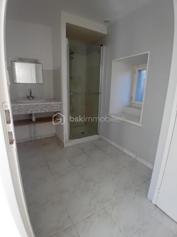 À vendre : charmante longère datant de 1819, située dans une impasse au calme, offrant environ 202 m² habitables actuellement répartis en deux logements indépendants de 134 m² et 68 m².

La configuration permet également d'envisager une réhabilitation en une seule grande habitation familiale, selon votre projet.

🌿 Atout rare : la rivière La Nie borde le terrain, offrant un environnement agréable et paisible.

🏠 Logement de 134 m²
Cuisine séparée

Salon / salle à manger

Buanderie

Salle d'eau avec sèche-serviettes

WC séparé

À l'étage : 4 chambres avec parquet stratifié, grand palier, dressing et cabinet de WC

🏠 Logement de 68 m²
Cuisine / salle à manger dans une pièce unique

Salle d'eau

WC séparé

À l'étage : 2 chambres, dont une avec placard

Cabinet de WC

🔧 Équipements
Menuiseries bois double vitrage

Chauffage par radiateurs électriques

VMC

Assainissement commun aux deux logements

Chaque logement dispose de son petit bâtiment indépendant, idéal pour ranger vélos, tondeuse, outils et matériel de jardin.

📍 Situation et environnement
La maison se trouve dans une impasse, dans un environnement calme et agréable, avec la rivière en bordure du terrain.

🚌 Arrêt de bus scolaire à environ 5 minutes
🌊 Environ 1 heure de la côte Atlantique

💰 Un bien aux multiples possibilités
Idéal pour un investisseur, avec deux logements permettant de conserver une activité locative, mais également intéressant pour un acquéreur souhaitant réunir les deux logements afin de créer une grande maison familiale.

Une maison pleine de potentiel, avec le charme de l'ancien, une belle surface et un environnement paisible au bord de l'eau.

Pour plus d'informations, de photos ou organiser une visite, me contacter.