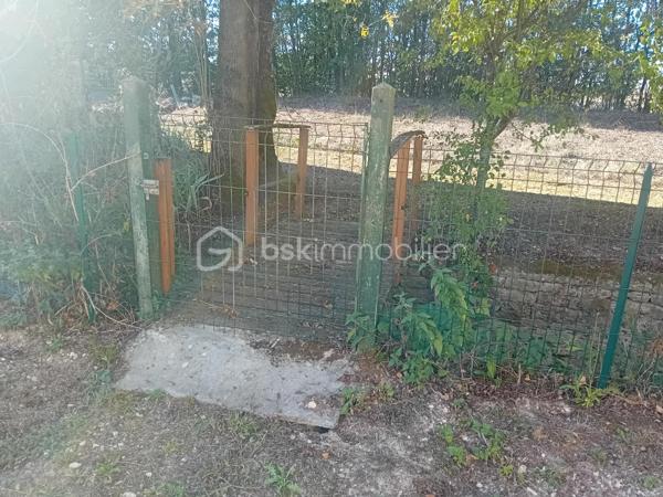 À vendre : charmante longère datant de 1819, située dans une impasse au calme, offrant environ 202 m² habitables actuellement répartis en deux logements indépendants de 134 m² et 68 m².

La configuration permet également d'envisager une réhabilitation en une seule grande habitation familiale, selon votre projet.

🌿 Atout rare : la rivière La Nie borde le terrain, offrant un environnement agréable et paisible.

🏠 Logement de 134 m²
Cuisine séparée

Salon / salle à manger

Buanderie

Salle d'eau avec sèche-serviettes

WC séparé

À l'étage : 4 chambres avec parquet stratifié, grand palier, dressing et cabinet de WC

🏠 Logement de 68 m²
Cuisine / salle à manger dans une pièce unique

Salle d'eau

WC séparé

À l'étage : 2 chambres, dont une avec placard

Cabinet de WC

🔧 Équipements
Menuiseries bois double vitrage

Chauffage par radiateurs électriques

VMC

Assainissement commun aux deux logements

Chaque logement dispose de son petit bâtiment indépendant, idéal pour ranger vélos, tondeuse, outils et matériel de jardin.

📍 Situation et environnement
La maison se trouve dans une impasse, dans un environnement calme et agréable, avec la rivière en bordure du terrain.

🚌 Arrêt de bus scolaire à environ 5 minutes
🌊 Environ 1 heure de la côte Atlantique

💰 Un bien aux multiples possibilités
Idéal pour un investisseur, avec deux logements permettant de conserver une activité locative, mais également intéressant pour un acquéreur souhaitant réunir les deux logements afin de créer une grande maison familiale.

Une maison pleine de potentiel, avec le charme de l'ancien, une belle surface et un environnement paisible au bord de l'eau.

Pour plus d'informations, de photos ou organiser une visite, me contacter.