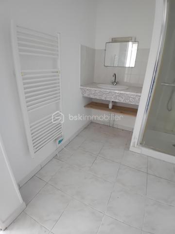 À vendre : charmante longère datant de 1819, située dans une impasse au calme, offrant environ 202 m² habitables actuellement répartis en deux logements indépendants de 134 m² et 68 m².

La configuration permet également d'envisager une réhabilitation en une seule grande habitation familiale, selon votre projet.

🌿 Atout rare : la rivière La Nie borde le terrain, offrant un environnement agréable et paisible.

🏠 Logement de 134 m²
Cuisine séparée

Salon / salle à manger

Buanderie

Salle d'eau avec sèche-serviettes

WC séparé

À l'étage : 4 chambres avec parquet stratifié, grand palier, dressing et cabinet de WC

🏠 Logement de 68 m²
Cuisine / salle à manger dans une pièce unique

Salle d'eau

WC séparé

À l'étage : 2 chambres, dont une avec placard

Cabinet de WC

🔧 Équipements
Menuiseries bois double vitrage

Chauffage par radiateurs électriques

VMC

Assainissement commun aux deux logements

Chaque logement dispose de son petit bâtiment indépendant, idéal pour ranger vélos, tondeuse, outils et matériel de jardin.

📍 Situation et environnement
La maison se trouve dans une impasse, dans un environnement calme et agréable, avec la rivière en bordure du terrain.

🚌 Arrêt de bus scolaire à environ 5 minutes
🌊 Environ 1 heure de la côte Atlantique

💰 Un bien aux multiples possibilités
Idéal pour un investisseur, avec deux logements permettant de conserver une activité locative, mais également intéressant pour un acquéreur souhaitant réunir les deux logements afin de créer une grande maison familiale.

Une maison pleine de potentiel, avec le charme de l'ancien, une belle surface et un environnement paisible au bord de l'eau.

Pour plus d'informations, de photos ou organiser une visite, me contacter.