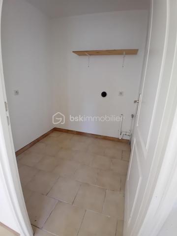 À vendre : charmante longère datant de 1819, située dans une impasse au calme, offrant environ 202 m² habitables actuellement répartis en deux logements indépendants de 134 m² et 68 m².

La configuration permet également d'envisager une réhabilitation en une seule grande habitation familiale, selon votre projet.

🌿 Atout rare : la rivière La Nie borde le terrain, offrant un environnement agréable et paisible.

🏠 Logement de 134 m²
Cuisine séparée

Salon / salle à manger

Buanderie

Salle d'eau avec sèche-serviettes

WC séparé

À l'étage : 4 chambres avec parquet stratifié, grand palier, dressing et cabinet de WC

🏠 Logement de 68 m²
Cuisine / salle à manger dans une pièce unique

Salle d'eau

WC séparé

À l'étage : 2 chambres, dont une avec placard

Cabinet de WC

🔧 Équipements
Menuiseries bois double vitrage

Chauffage par radiateurs électriques

VMC

Assainissement commun aux deux logements

Chaque logement dispose de son petit bâtiment indépendant, idéal pour ranger vélos, tondeuse, outils et matériel de jardin.

📍 Situation et environnement
La maison se trouve dans une impasse, dans un environnement calme et agréable, avec la rivière en bordure du terrain.

🚌 Arrêt de bus scolaire à environ 5 minutes
🌊 Environ 1 heure de la côte Atlantique

💰 Un bien aux multiples possibilités
Idéal pour un investisseur, avec deux logements permettant de conserver une activité locative, mais également intéressant pour un acquéreur souhaitant réunir les deux logements afin de créer une grande maison familiale.

Une maison pleine de potentiel, avec le charme de l'ancien, une belle surface et un environnement paisible au bord de l'eau.

Pour plus d'informations, de photos ou organiser une visite, me contacter.