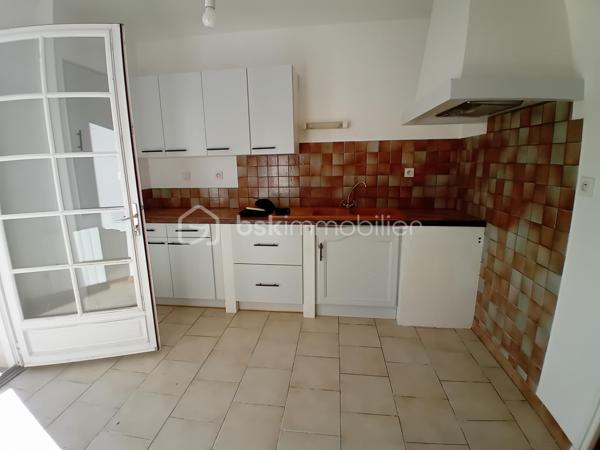 À vendre : charmante longère datant de 1819, située dans une impasse au calme, offrant environ 202 m² habitables actuellement répartis en deux logements indépendants de 134 m² et 68 m².

La configuration permet également d'envisager une réhabilitation en une seule grande habitation familiale, selon votre projet.

🌿 Atout rare : la rivière La Nie borde le terrain, offrant un environnement agréable et paisible.

🏠 Logement de 134 m²
Cuisine séparée

Salon / salle à manger

Buanderie

Salle d'eau avec sèche-serviettes

WC séparé

À l'étage : 4 chambres avec parquet stratifié, grand palier, dressing et cabinet de WC

🏠 Logement de 68 m²
Cuisine / salle à manger dans une pièce unique

Salle d'eau

WC séparé

À l'étage : 2 chambres, dont une avec placard

Cabinet de WC

🔧 Équipements
Menuiseries bois double vitrage

Chauffage par radiateurs électriques

VMC

Assainissement commun aux deux logements

Chaque logement dispose de son petit bâtiment indépendant, idéal pour ranger vélos, tondeuse, outils et matériel de jardin.

📍 Situation et environnement
La maison se trouve dans une impasse, dans un environnement calme et agréable, avec la rivière en bordure du terrain.

🚌 Arrêt de bus scolaire à environ 5 minutes
🌊 Environ 1 heure de la côte Atlantique

💰 Un bien aux multiples possibilités
Idéal pour un investisseur, avec deux logements permettant de conserver une activité locative, mais également intéressant pour un acquéreur souhaitant réunir les deux logements afin de créer une grande maison familiale.

Une maison pleine de potentiel, avec le charme de l'ancien, une belle surface et un environnement paisible au bord de l'eau.

Pour plus d'informations, de photos ou organiser une visite, me contacter.