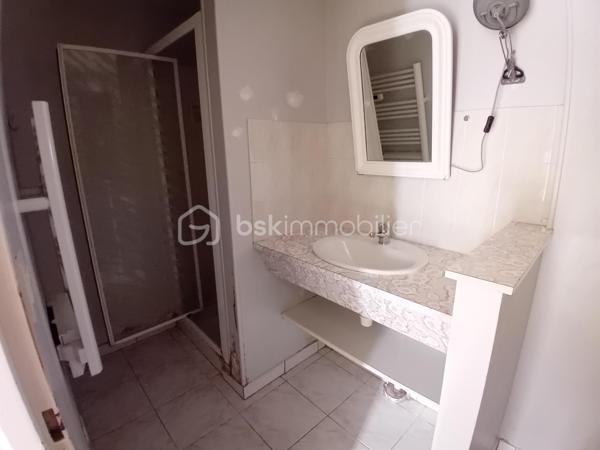 À vendre : charmante longère datant de 1819, située dans une impasse au calme, offrant environ 202 m² habitables actuellement répartis en deux logements indépendants de 134 m² et 68 m².

La configuration permet également d'envisager une réhabilitation en une seule grande habitation familiale, selon votre projet.

🌿 Atout rare : la rivière La Nie borde le terrain, offrant un environnement agréable et paisible.

🏠 Logement de 134 m²
Cuisine séparée

Salon / salle à manger

Buanderie

Salle d'eau avec sèche-serviettes

WC séparé

À l'étage : 4 chambres avec parquet stratifié, grand palier, dressing et cabinet de WC

🏠 Logement de 68 m²
Cuisine / salle à manger dans une pièce unique

Salle d'eau

WC séparé

À l'étage : 2 chambres, dont une avec placard

Cabinet de WC

🔧 Équipements
Menuiseries bois double vitrage

Chauffage par radiateurs électriques

VMC

Assainissement commun aux deux logements

Chaque logement dispose de son petit bâtiment indépendant, idéal pour ranger vélos, tondeuse, outils et matériel de jardin.

📍 Situation et environnement
La maison se trouve dans une impasse, dans un environnement calme et agréable, avec la rivière en bordure du terrain.

🚌 Arrêt de bus scolaire à environ 5 minutes
🌊 Environ 1 heure de la côte Atlantique

💰 Un bien aux multiples possibilités
Idéal pour un investisseur, avec deux logements permettant de conserver une activité locative, mais également intéressant pour un acquéreur souhaitant réunir les deux logements afin de créer une grande maison familiale.

Une maison pleine de potentiel, avec le charme de l'ancien, une belle surface et un environnement paisible au bord de l'eau.

Pour plus d'informations, de photos ou organiser une visite, me contacter.