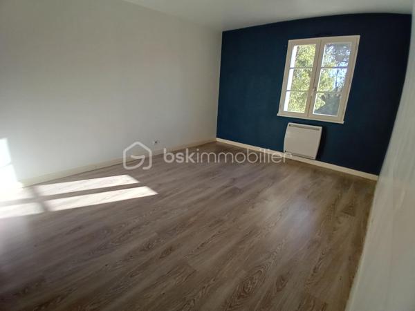 À vendre : charmante longère datant de 1819, située dans une impasse au calme, offrant environ 202 m² habitables actuellement répartis en deux logements indépendants de 134 m² et 68 m².

La configuration permet également d'envisager une réhabilitation en une seule grande habitation familiale, selon votre projet.

🌿 Atout rare : la rivière La Nie borde le terrain, offrant un environnement agréable et paisible.

🏠 Logement de 134 m²
Cuisine séparée

Salon / salle à manger

Buanderie

Salle d'eau avec sèche-serviettes

WC séparé

À l'étage : 4 chambres avec parquet stratifié, grand palier, dressing et cabinet de WC

🏠 Logement de 68 m²
Cuisine / salle à manger dans une pièce unique

Salle d'eau

WC séparé

À l'étage : 2 chambres, dont une avec placard

Cabinet de WC

🔧 Équipements
Menuiseries bois double vitrage

Chauffage par radiateurs électriques

VMC

Assainissement commun aux deux logements

Chaque logement dispose de son petit bâtiment indépendant, idéal pour ranger vélos, tondeuse, outils et matériel de jardin.

📍 Situation et environnement
La maison se trouve dans une impasse, dans un environnement calme et agréable, avec la rivière en bordure du terrain.

🚌 Arrêt de bus scolaire à environ 5 minutes
🌊 Environ 1 heure de la côte Atlantique

💰 Un bien aux multiples possibilités
Idéal pour un investisseur, avec deux logements permettant de conserver une activité locative, mais également intéressant pour un acquéreur souhaitant réunir les deux logements afin de créer une grande maison familiale.

Une maison pleine de potentiel, avec le charme de l'ancien, une belle surface et un environnement paisible au bord de l'eau.

Pour plus d'informations, de photos ou organiser une visite, me contacter.