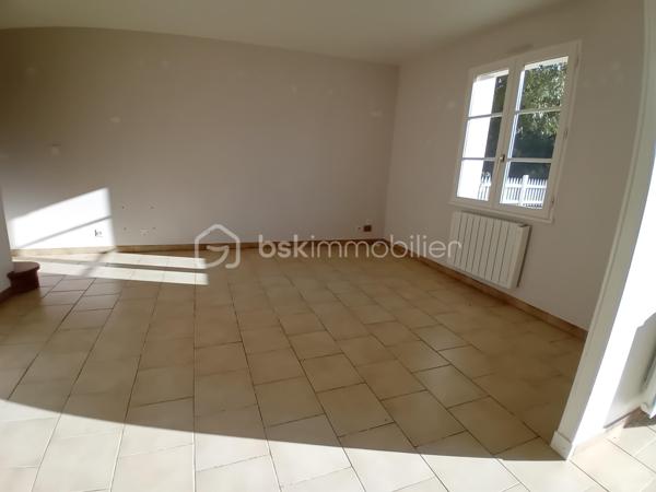 À vendre : charmante longère datant de 1819, située dans une impasse au calme, offrant environ 202 m² habitables actuellement répartis en deux logements indépendants de 134 m² et 68 m².

La configuration permet également d'envisager une réhabilitation en une seule grande habitation familiale, selon votre projet.

🌿 Atout rare : la rivière La Nie borde le terrain, offrant un environnement agréable et paisible.

🏠 Logement de 134 m²
Cuisine séparée

Salon / salle à manger

Buanderie

Salle d'eau avec sèche-serviettes

WC séparé

À l'étage : 4 chambres avec parquet stratifié, grand palier, dressing et cabinet de WC

🏠 Logement de 68 m²
Cuisine / salle à manger dans une pièce unique

Salle d'eau

WC séparé

À l'étage : 2 chambres, dont une avec placard

Cabinet de WC

🔧 Équipements
Menuiseries bois double vitrage

Chauffage par radiateurs électriques

VMC

Assainissement commun aux deux logements

Chaque logement dispose de son petit bâtiment indépendant, idéal pour ranger vélos, tondeuse, outils et matériel de jardin.

📍 Situation et environnement
La maison se trouve dans une impasse, dans un environnement calme et agréable, avec la rivière en bordure du terrain.

🚌 Arrêt de bus scolaire à environ 5 minutes
🌊 Environ 1 heure de la côte Atlantique

💰 Un bien aux multiples possibilités
Idéal pour un investisseur, avec deux logements permettant de conserver une activité locative, mais également intéressant pour un acquéreur souhaitant réunir les deux logements afin de créer une grande maison familiale.

Une maison pleine de potentiel, avec le charme de l'ancien, une belle surface et un environnement paisible au bord de l'eau.

Pour plus d'informations, de photos ou organiser une visite, me contacter.