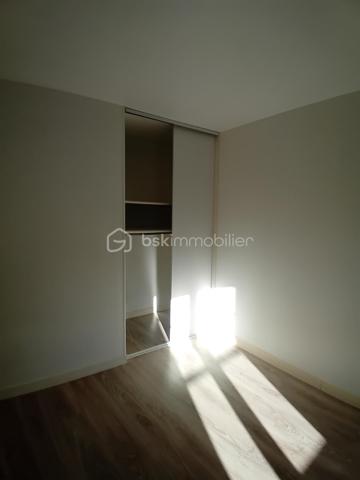 À vendre : charmante longère datant de 1819, située dans une impasse au calme, offrant environ 202 m² habitables actuellement répartis en deux logements indépendants de 134 m² et 68 m².

La configuration permet également d'envisager une réhabilitation en une seule grande habitation familiale, selon votre projet.

🌿 Atout rare : la rivière La Nie borde le terrain, offrant un environnement agréable et paisible.

🏠 Logement de 134 m²
Cuisine séparée

Salon / salle à manger

Buanderie

Salle d'eau avec sèche-serviettes

WC séparé

À l'étage : 4 chambres avec parquet stratifié, grand palier, dressing et cabinet de WC

🏠 Logement de 68 m²
Cuisine / salle à manger dans une pièce unique

Salle d'eau

WC séparé

À l'étage : 2 chambres, dont une avec placard

Cabinet de WC

🔧 Équipements
Menuiseries bois double vitrage

Chauffage par radiateurs électriques

VMC

Assainissement commun aux deux logements

Chaque logement dispose de son petit bâtiment indépendant, idéal pour ranger vélos, tondeuse, outils et matériel de jardin.

📍 Situation et environnement
La maison se trouve dans une impasse, dans un environnement calme et agréable, avec la rivière en bordure du terrain.

🚌 Arrêt de bus scolaire à environ 5 minutes
🌊 Environ 1 heure de la côte Atlantique

💰 Un bien aux multiples possibilités
Idéal pour un investisseur, avec deux logements permettant de conserver une activité locative, mais également intéressant pour un acquéreur souhaitant réunir les deux logements afin de créer une grande maison familiale.

Une maison pleine de potentiel, avec le charme de l'ancien, une belle surface et un environnement paisible au bord de l'eau.

Pour plus d'informations, de photos ou organiser une visite, me contacter.