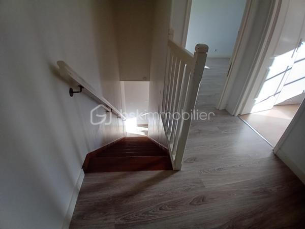 À vendre : charmante longère datant de 1819, située dans une impasse au calme, offrant environ 202 m² habitables actuellement répartis en deux logements indépendants de 134 m² et 68 m².

La configuration permet également d'envisager une réhabilitation en une seule grande habitation familiale, selon votre projet.

🌿 Atout rare : la rivière La Nie borde le terrain, offrant un environnement agréable et paisible.

🏠 Logement de 134 m²
Cuisine séparée

Salon / salle à manger

Buanderie

Salle d'eau avec sèche-serviettes

WC séparé

À l'étage : 4 chambres avec parquet stratifié, grand palier, dressing et cabinet de WC

🏠 Logement de 68 m²
Cuisine / salle à manger dans une pièce unique

Salle d'eau

WC séparé

À l'étage : 2 chambres, dont une avec placard

Cabinet de WC

🔧 Équipements
Menuiseries bois double vitrage

Chauffage par radiateurs électriques

VMC

Assainissement commun aux deux logements

Chaque logement dispose de son petit bâtiment indépendant, idéal pour ranger vélos, tondeuse, outils et matériel de jardin.

📍 Situation et environnement
La maison se trouve dans une impasse, dans un environnement calme et agréable, avec la rivière en bordure du terrain.

🚌 Arrêt de bus scolaire à environ 5 minutes
🌊 Environ 1 heure de la côte Atlantique

💰 Un bien aux multiples possibilités
Idéal pour un investisseur, avec deux logements permettant de conserver une activité locative, mais également intéressant pour un acquéreur souhaitant réunir les deux logements afin de créer une grande maison familiale.

Une maison pleine de potentiel, avec le charme de l'ancien, une belle surface et un environnement paisible au bord de l'eau.

Pour plus d'informations, de photos ou organiser une visite, me contacter.