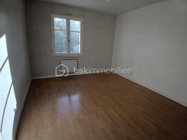À vendre : charmante longère datant de 1819, située dans une impasse au calme, offrant environ 202 m² habitables actuellement répartis en deux logements indépendants de 134 m² et 68 m².

La configuration permet également d'envisager une réhabilitation en une seule grande habitation familiale, selon votre projet.

🌿 Atout rare : la rivière La Nie borde le terrain, offrant un environnement agréable et paisible.

🏠 Logement de 134 m²
Cuisine séparée

Salon / salle à manger

Buanderie

Salle d'eau avec sèche-serviettes

WC séparé

À l'étage : 4 chambres avec parquet stratifié, grand palier, dressing et cabinet de WC

🏠 Logement de 68 m²
Cuisine / salle à manger dans une pièce unique

Salle d'eau

WC séparé

À l'étage : 2 chambres, dont une avec placard

Cabinet de WC

🔧 Équipements
Menuiseries bois double vitrage

Chauffage par radiateurs électriques

VMC

Assainissement commun aux deux logements

Chaque logement dispose de son petit bâtiment indépendant, idéal pour ranger vélos, tondeuse, outils et matériel de jardin.

📍 Situation et environnement
La maison se trouve dans une impasse, dans un environnement calme et agréable, avec la rivière en bordure du terrain.

🚌 Arrêt de bus scolaire à environ 5 minutes
🌊 Environ 1 heure de la côte Atlantique

💰 Un bien aux multiples possibilités
Idéal pour un investisseur, avec deux logements permettant de conserver une activité locative, mais également intéressant pour un acquéreur souhaitant réunir les deux logements afin de créer une grande maison familiale.

Une maison pleine de potentiel, avec le charme de l'ancien, une belle surface et un environnement paisible au bord de l'eau.

Pour plus d'informations, de photos ou organiser une visite, me contacter.
