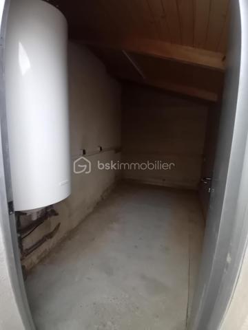 À vendre : charmante longère datant de 1819, située dans une impasse au calme, offrant environ 202 m² habitables actuellement répartis en deux logements indépendants de 134 m² et 68 m².

La configuration permet également d'envisager une réhabilitation en une seule grande habitation familiale, selon votre projet.

🌿 Atout rare : la rivière La Nie borde le terrain, offrant un environnement agréable et paisible.

🏠 Logement de 134 m²
Cuisine séparée

Salon / salle à manger

Buanderie

Salle d'eau avec sèche-serviettes

WC séparé

À l'étage : 4 chambres avec parquet stratifié, grand palier, dressing et cabinet de WC

🏠 Logement de 68 m²
Cuisine / salle à manger dans une pièce unique

Salle d'eau

WC séparé

À l'étage : 2 chambres, dont une avec placard

Cabinet de WC

🔧 Équipements
Menuiseries bois double vitrage

Chauffage par radiateurs électriques

VMC

Assainissement commun aux deux logements

Chaque logement dispose de son petit bâtiment indépendant, idéal pour ranger vélos, tondeuse, outils et matériel de jardin.

📍 Situation et environnement
La maison se trouve dans une impasse, dans un environnement calme et agréable, avec la rivière en bordure du terrain.

🚌 Arrêt de bus scolaire à environ 5 minutes
🌊 Environ 1 heure de la côte Atlantique

💰 Un bien aux multiples possibilités
Idéal pour un investisseur, avec deux logements permettant de conserver une activité locative, mais également intéressant pour un acquéreur souhaitant réunir les deux logements afin de créer une grande maison familiale.

Une maison pleine de potentiel, avec le charme de l'ancien, une belle surface et un environnement paisible au bord de l'eau.

Pour plus d'informations, de photos ou organiser une visite, me contacter.