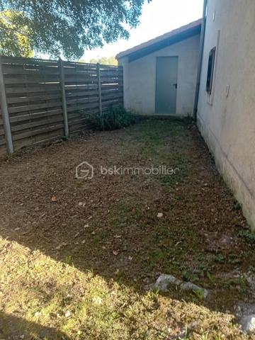 À vendre : charmante longère datant de 1819, située dans une impasse au calme, offrant environ 202 m² habitables actuellement répartis en deux logements indépendants de 134 m² et 68 m².

La configuration permet également d'envisager une réhabilitation en une seule grande habitation familiale, selon votre projet.

🌿 Atout rare : la rivière La Nie borde le terrain, offrant un environnement agréable et paisible.

🏠 Logement de 134 m²
Cuisine séparée

Salon / salle à manger

Buanderie

Salle d'eau avec sèche-serviettes

WC séparé

À l'étage : 4 chambres avec parquet stratifié, grand palier, dressing et cabinet de WC

🏠 Logement de 68 m²
Cuisine / salle à manger dans une pièce unique

Salle d'eau

WC séparé

À l'étage : 2 chambres, dont une avec placard

Cabinet de WC

🔧 Équipements
Menuiseries bois double vitrage

Chauffage par radiateurs électriques

VMC

Assainissement commun aux deux logements

Chaque logement dispose de son petit bâtiment indépendant, idéal pour ranger vélos, tondeuse, outils et matériel de jardin.

📍 Situation et environnement
La maison se trouve dans une impasse, dans un environnement calme et agréable, avec la rivière en bordure du terrain.

🚌 Arrêt de bus scolaire à environ 5 minutes
🌊 Environ 1 heure de la côte Atlantique

💰 Un bien aux multiples possibilités
Idéal pour un investisseur, avec deux logements permettant de conserver une activité locative, mais également intéressant pour un acquéreur souhaitant réunir les deux logements afin de créer une grande maison familiale.

Une maison pleine de potentiel, avec le charme de l'ancien, une belle surface et un environnement paisible au bord de l'eau.

Pour plus d'informations, de photos ou organiser une visite, me contacter.