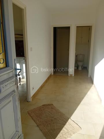 À vendre : charmante longère datant de 1819, située dans une impasse au calme, offrant environ 202 m² habitables actuellement répartis en deux logements indépendants de 134 m² et 68 m².

La configuration permet également d'envisager une réhabilitation en une seule grande habitation familiale, selon votre projet.

🌿 Atout rare : la rivière La Nie borde le terrain, offrant un environnement agréable et paisible.

🏠 Logement de 134 m²
Cuisine séparée

Salon / salle à manger

Buanderie

Salle d'eau avec sèche-serviettes

WC séparé

À l'étage : 4 chambres avec parquet stratifié, grand palier, dressing et cabinet de WC

🏠 Logement de 68 m²
Cuisine / salle à manger dans une pièce unique

Salle d'eau

WC séparé

À l'étage : 2 chambres, dont une avec placard

Cabinet de WC

🔧 Équipements
Menuiseries bois double vitrage

Chauffage par radiateurs électriques

VMC

Assainissement commun aux deux logements

Chaque logement dispose de son petit bâtiment indépendant, idéal pour ranger vélos, tondeuse, outils et matériel de jardin.

📍 Situation et environnement
La maison se trouve dans une impasse, dans un environnement calme et agréable, avec la rivière en bordure du terrain.

🚌 Arrêt de bus scolaire à environ 5 minutes
🌊 Environ 1 heure de la côte Atlantique

💰 Un bien aux multiples possibilités
Idéal pour un investisseur, avec deux logements permettant de conserver une activité locative, mais également intéressant pour un acquéreur souhaitant réunir les deux logements afin de créer une grande maison familiale.

Une maison pleine de potentiel, avec le charme de l'ancien, une belle surface et un environnement paisible au bord de l'eau.

Pour plus d'informations, de photos ou organiser une visite, me contacter.