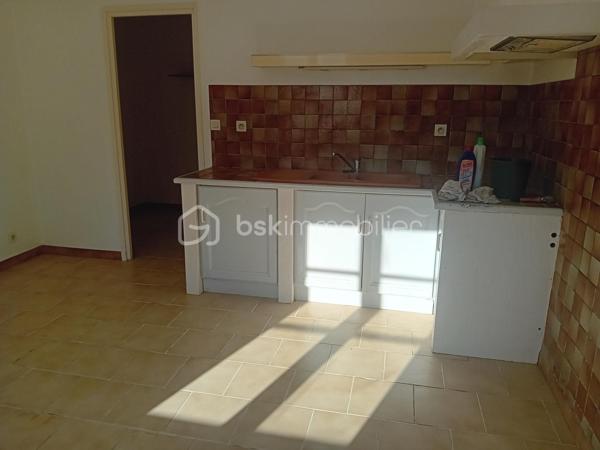À vendre : charmante longère datant de 1819, située dans une impasse au calme, offrant environ 202 m² habitables actuellement répartis en deux logements indépendants de 134 m² et 68 m².

La configuration permet également d'envisager une réhabilitation en une seule grande habitation familiale, selon votre projet.

🌿 Atout rare : la rivière La Nie borde le terrain, offrant un environnement agréable et paisible.

🏠 Logement de 134 m²
Cuisine séparée

Salon / salle à manger

Buanderie

Salle d'eau avec sèche-serviettes

WC séparé

À l'étage : 4 chambres avec parquet stratifié, grand palier, dressing et cabinet de WC

🏠 Logement de 68 m²
Cuisine / salle à manger dans une pièce unique

Salle d'eau

WC séparé

À l'étage : 2 chambres, dont une avec placard

Cabinet de WC

🔧 Équipements
Menuiseries bois double vitrage

Chauffage par radiateurs électriques

VMC

Assainissement commun aux deux logements

Chaque logement dispose de son petit bâtiment indépendant, idéal pour ranger vélos, tondeuse, outils et matériel de jardin.

📍 Situation et environnement
La maison se trouve dans une impasse, dans un environnement calme et agréable, avec la rivière en bordure du terrain.

🚌 Arrêt de bus scolaire à environ 5 minutes
🌊 Environ 1 heure de la côte Atlantique

💰 Un bien aux multiples possibilités
Idéal pour un investisseur, avec deux logements permettant de conserver une activité locative, mais également intéressant pour un acquéreur souhaitant réunir les deux logements afin de créer une grande maison familiale.

Une maison pleine de potentiel, avec le charme de l'ancien, une belle surface et un environnement paisible au bord de l'eau.

Pour plus d'informations, de photos ou organiser une visite, me contacter.