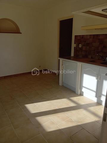 À vendre : charmante longère datant de 1819, située dans une impasse au calme, offrant environ 202 m² habitables actuellement répartis en deux logements indépendants de 134 m² et 68 m².

La configuration permet également d'envisager une réhabilitation en une seule grande habitation familiale, selon votre projet.

🌿 Atout rare : la rivière La Nie borde le terrain, offrant un environnement agréable et paisible.

🏠 Logement de 134 m²
Cuisine séparée

Salon / salle à manger

Buanderie

Salle d'eau avec sèche-serviettes

WC séparé

À l'étage : 4 chambres avec parquet stratifié, grand palier, dressing et cabinet de WC

🏠 Logement de 68 m²
Cuisine / salle à manger dans une pièce unique

Salle d'eau

WC séparé

À l'étage : 2 chambres, dont une avec placard

Cabinet de WC

🔧 Équipements
Menuiseries bois double vitrage

Chauffage par radiateurs électriques

VMC

Assainissement commun aux deux logements

Chaque logement dispose de son petit bâtiment indépendant, idéal pour ranger vélos, tondeuse, outils et matériel de jardin.

📍 Situation et environnement
La maison se trouve dans une impasse, dans un environnement calme et agréable, avec la rivière en bordure du terrain.

🚌 Arrêt de bus scolaire à environ 5 minutes
🌊 Environ 1 heure de la côte Atlantique

💰 Un bien aux multiples possibilités
Idéal pour un investisseur, avec deux logements permettant de conserver une activité locative, mais également intéressant pour un acquéreur souhaitant réunir les deux logements afin de créer une grande maison familiale.

Une maison pleine de potentiel, avec le charme de l'ancien, une belle surface et un environnement paisible au bord de l'eau.

Pour plus d'informations, de photos ou organiser une visite, me contacter.