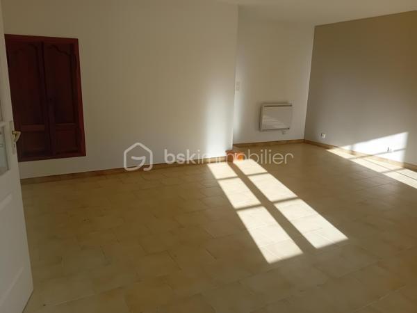 À vendre : charmante longère datant de 1819, située dans une impasse au calme, offrant environ 202 m² habitables actuellement répartis en deux logements indépendants de 134 m² et 68 m².

La configuration permet également d'envisager une réhabilitation en une seule grande habitation familiale, selon votre projet.

🌿 Atout rare : la rivière La Nie borde le terrain, offrant un environnement agréable et paisible.

🏠 Logement de 134 m²
Cuisine séparée

Salon / salle à manger

Buanderie

Salle d'eau avec sèche-serviettes

WC séparé

À l'étage : 4 chambres avec parquet stratifié, grand palier, dressing et cabinet de WC

🏠 Logement de 68 m²
Cuisine / salle à manger dans une pièce unique

Salle d'eau

WC séparé

À l'étage : 2 chambres, dont une avec placard

Cabinet de WC

🔧 Équipements
Menuiseries bois double vitrage

Chauffage par radiateurs électriques

VMC

Assainissement commun aux deux logements

Chaque logement dispose de son petit bâtiment indépendant, idéal pour ranger vélos, tondeuse, outils et matériel de jardin.

📍 Situation et environnement
La maison se trouve dans une impasse, dans un environnement calme et agréable, avec la rivière en bordure du terrain.

🚌 Arrêt de bus scolaire à environ 5 minutes
🌊 Environ 1 heure de la côte Atlantique

💰 Un bien aux multiples possibilités
Idéal pour un investisseur, avec deux logements permettant de conserver une activité locative, mais également intéressant pour un acquéreur souhaitant réunir les deux logements afin de créer une grande maison familiale.

Une maison pleine de potentiel, avec le charme de l'ancien, une belle surface et un environnement paisible au bord de l'eau.

Pour plus d'informations, de photos ou organiser une visite, me contacter.