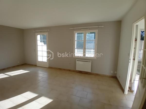 À vendre : charmante longère datant de 1819, située dans une impasse au calme, offrant environ 202 m² habitables actuellement répartis en deux logements indépendants de 134 m² et 68 m².

La configuration permet également d'envisager une réhabilitation en une seule grande habitation familiale, selon votre projet.

🌿 Atout rare : la rivière La Nie borde le terrain, offrant un environnement agréable et paisible.

🏠 Logement de 134 m²
Cuisine séparée

Salon / salle à manger

Buanderie

Salle d'eau avec sèche-serviettes

WC séparé

À l'étage : 4 chambres avec parquet stratifié, grand palier, dressing et cabinet de WC

🏠 Logement de 68 m²
Cuisine / salle à manger dans une pièce unique

Salle d'eau

WC séparé

À l'étage : 2 chambres, dont une avec placard

Cabinet de WC

🔧 Équipements
Menuiseries bois double vitrage

Chauffage par radiateurs électriques

VMC

Assainissement commun aux deux logements

Chaque logement dispose de son petit bâtiment indépendant, idéal pour ranger vélos, tondeuse, outils et matériel de jardin.

📍 Situation et environnement
La maison se trouve dans une impasse, dans un environnement calme et agréable, avec la rivière en bordure du terrain.

🚌 Arrêt de bus scolaire à environ 5 minutes
🌊 Environ 1 heure de la côte Atlantique

💰 Un bien aux multiples possibilités
Idéal pour un investisseur, avec deux logements permettant de conserver une activité locative, mais également intéressant pour un acquéreur souhaitant réunir les deux logements afin de créer une grande maison familiale.

Une maison pleine de potentiel, avec le charme de l'ancien, une belle surface et un environnement paisible au bord de l'eau.

Pour plus d'informations, de photos ou organiser une visite, me contacter.