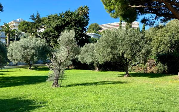 Maison à vendre    2 pièces • 206,57 m2 Cagnes-sur-Mer