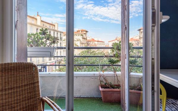 Appartement à vendre    3 pièces • 67,50 m2 Marseille 7
