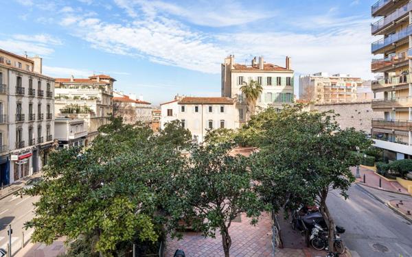 Appartement à vendre    3 pièces • 67,50 m2 Marseille 7
