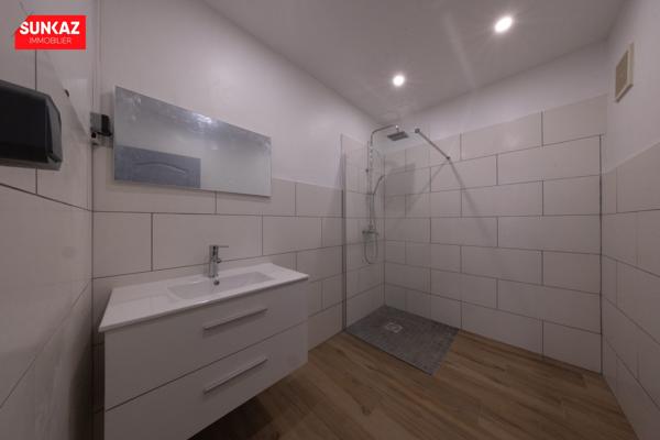 A louer LE TAMPON - T 3 de 89.65 m2 - loyer 920.00 CC - Disponible de suite