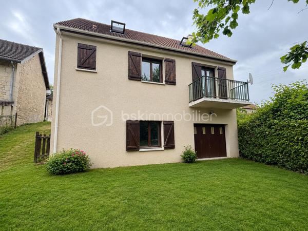 Pavillon de 92 m2 idéalement situé en périphérie de Soissons, de beaux volumes pour cette maison des années 1990 disposant d'un séjour lumineux avec cheminée, d'une cuisine équipée, d'une chambre au rdc, d'une salle de douche spacieuse et d'un wc.
A l'étage, un beau palier avec placard desservant deux grandes chambres, d'une pièce supplémentaire pouvant faire office de chambre pour enfant ou de dressing.
Garage et sous-sol total avec buanderie
un beau jardin sur terrain de 600 m2
Un beau potentiel pour cette maison à remettre à votre gout et proche de toutes commodités.
Des questions, n'hésitez pas à me contacter !