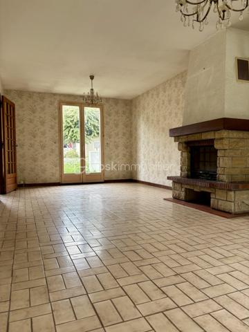 Pavillon de 92 m2 idéalement situé en périphérie de Soissons, de beaux volumes pour cette maison des années 1990 disposant d'un séjour lumineux avec cheminée, d'une cuisine équipée, d'une chambre au rdc, d'une salle de douche spacieuse et d'un wc.
A l'étage, un beau palier avec placard desservant deux grandes chambres, d'une pièce supplémentaire pouvant faire office de chambre pour enfant ou de dressing.
Garage et sous-sol total avec buanderie
un beau jardin sur terrain de 600 m2
Un beau potentiel pour cette maison à remettre à votre gout et proche de toutes commodités.
Des questions, n'hésitez pas à me contacter !