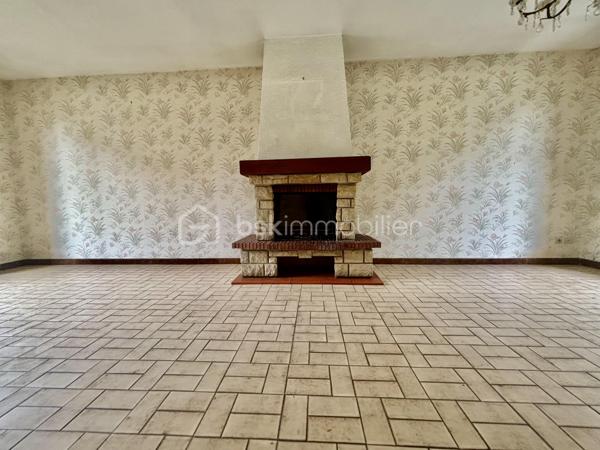 Pavillon de 92 m2 idéalement situé en périphérie de Soissons, de beaux volumes pour cette maison des années 1990 disposant d'un séjour lumineux avec cheminée, d'une cuisine équipée, d'une chambre au rdc, d'une salle de douche spacieuse et d'un wc.
A l'étage, un beau palier avec placard desservant deux grandes chambres, d'une pièce supplémentaire pouvant faire office de chambre pour enfant ou de dressing.
Garage et sous-sol total avec buanderie
un beau jardin sur terrain de 600 m2
Un beau potentiel pour cette maison à remettre à votre gout et proche de toutes commodités.
Des questions, n'hésitez pas à me contacter !