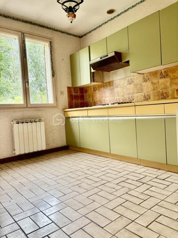 Pavillon de 92 m2 idéalement situé en périphérie de Soissons, de beaux volumes pour cette maison des années 1990 disposant d'un séjour lumineux avec cheminée, d'une cuisine équipée, d'une chambre au rdc, d'une salle de douche spacieuse et d'un wc.
A l'étage, un beau palier avec placard desservant deux grandes chambres, d'une pièce supplémentaire pouvant faire office de chambre pour enfant ou de dressing.
Garage et sous-sol total avec buanderie
un beau jardin sur terrain de 600 m2
Un beau potentiel pour cette maison à remettre à votre gout et proche de toutes commodités.
Des questions, n'hésitez pas à me contacter !
