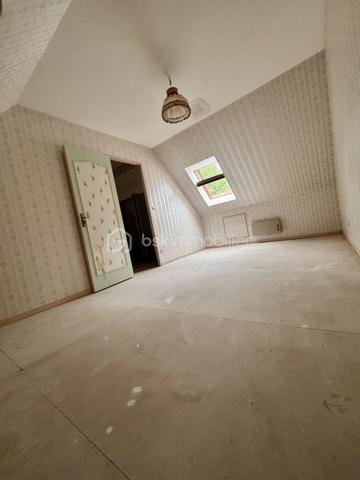 Pavillon de 92 m2 idéalement situé en périphérie de Soissons, de beaux volumes pour cette maison des années 1990 disposant d'un séjour lumineux avec cheminée, d'une cuisine équipée, d'une chambre au rdc, d'une salle de douche spacieuse et d'un wc.
A l'étage, un beau palier avec placard desservant deux grandes chambres, d'une pièce supplémentaire pouvant faire office de chambre pour enfant ou de dressing.
Garage et sous-sol total avec buanderie
un beau jardin sur terrain de 600 m2
Un beau potentiel pour cette maison à remettre à votre gout et proche de toutes commodités.
Des questions, n'hésitez pas à me contacter !