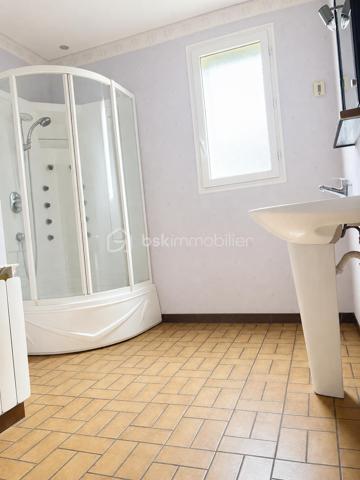 Pavillon de 92 m2 idéalement situé en périphérie de Soissons, de beaux volumes pour cette maison des années 1990 disposant d'un séjour lumineux avec cheminée, d'une cuisine équipée, d'une chambre au rdc, d'une salle de douche spacieuse et d'un wc.
A l'étage, un beau palier avec placard desservant deux grandes chambres, d'une pièce supplémentaire pouvant faire office de chambre pour enfant ou de dressing.
Garage et sous-sol total avec buanderie
un beau jardin sur terrain de 600 m2
Un beau potentiel pour cette maison à remettre à votre gout et proche de toutes commodités.
Des questions, n'hésitez pas à me contacter !