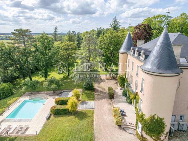 Confortable château XIXe dominant la vallée du Cher, à quelques minutes de Bourges