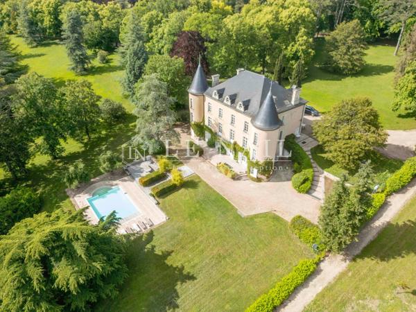 Confortable château XIXe dominant la vallée du Cher, à quelques minutes de Bourges