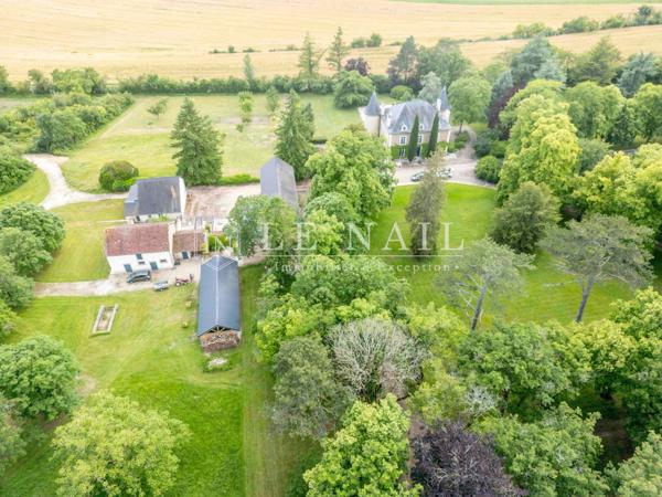Confortable château XIXe dominant la vallée du Cher, à quelques minutes de Bourges