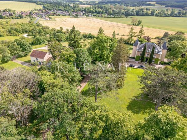 Confortable château XIXe dominant la vallée du Cher, à quelques minutes de Bourges
