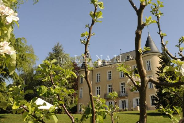 Confortable château XIXe dominant la vallée du Cher, à quelques minutes de Bourges
