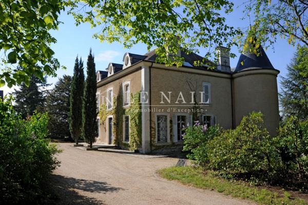 Confortable château XIXe dominant la vallée du Cher, à quelques minutes de Bourges