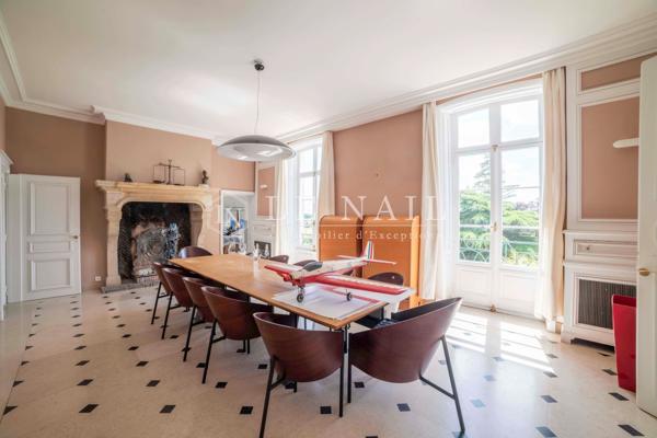 Confortable château XIXe dominant la vallée du Cher, à quelques minutes de Bourges