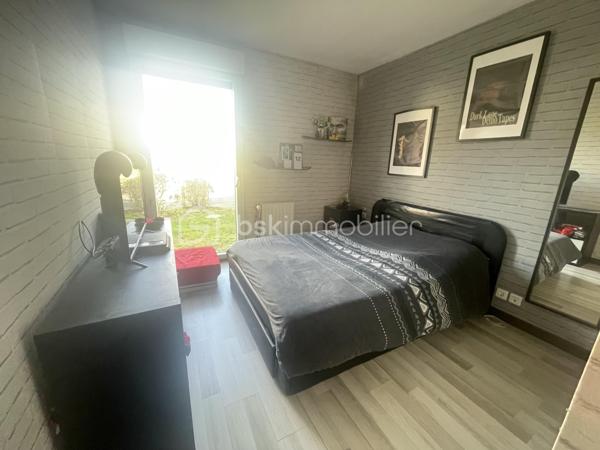 Découvrez cette appartement de 73 m² idéalement situé dans un quartier résidentiel paisible de Pacé. À proximité des commodités urbaines. Ce bien se distingue par ses espaces conviviaux et sa terrasse pour profiter du soleil des beaux jours.

L'appartement comprend 4 pièces, dont 3 chambres lumineuses. Situé au rez-de-chaussée d'un immeuble de 3 étages, cet appartement offre un séjour chaleureux avec une cuisine ouverte, une salle de bain avec baignoire et des WC séparés. Le double vitrage garantit un confort et une isolation parfaite.

Profitez d'un balcon et d'une terrasse privés, sans vis-à-vis, ainsi qu'un parking réservé. En matière de sécurité, interphone et accès handicapé sont présents pour votre tranquillité. L'ascenseur facile d'accès simplifie au sous sol si besoin.

Parfaitement desservi par les transports en commun (station et ligne à proximité), vous avez toutes les facilités à portée de main : commerces, écoles et services à proximité immédiate.

Investissez dans un cadre de vie exceptionnel ! Contactez Hanane ESSIRARD pour visiter ce bien d'exception. Copropriété bien entretenue de 33 lots, avec faibles charges annuelles.
 Ne manquez pas cette opportunité!