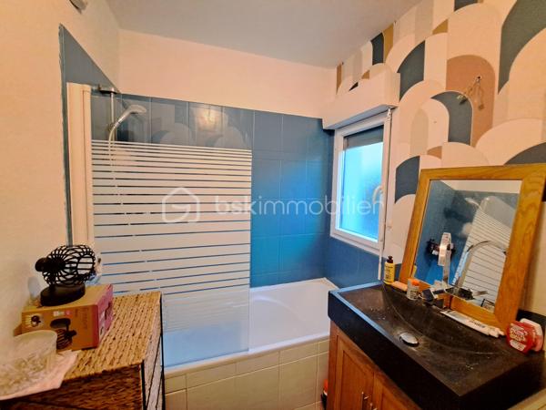 Découvrez cette appartement de 73 m² idéalement situé dans un quartier résidentiel paisible de Pacé. À proximité des commodités urbaines. Ce bien se distingue par ses espaces conviviaux et sa terrasse pour profiter du soleil des beaux jours.

L'appartement comprend 4 pièces, dont 3 chambres lumineuses. Situé au rez-de-chaussée d'un immeuble de 3 étages, cet appartement offre un séjour chaleureux avec une cuisine ouverte, une salle de bain avec baignoire et des WC séparés. Le double vitrage garantit un confort et une isolation parfaite.

Profitez d'un balcon et d'une terrasse privés, sans vis-à-vis, ainsi qu'un parking réservé. En matière de sécurité, interphone et accès handicapé sont présents pour votre tranquillité. L'ascenseur facile d'accès simplifie au sous sol si besoin.

Parfaitement desservi par les transports en commun (station et ligne à proximité), vous avez toutes les facilités à portée de main : commerces, écoles et services à proximité immédiate.

Investissez dans un cadre de vie exceptionnel ! Contactez Hanane ESSIRARD pour visiter ce bien d'exception. Copropriété bien entretenue de 33 lots, avec faibles charges annuelles.
 Ne manquez pas cette opportunité!