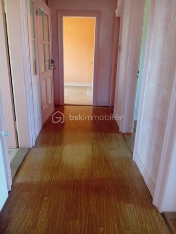 Une opportunité rare ! Situé dans un secteur recherché, à deux pas de toutes commodités. Cet immeuble offre un fort potentiel d'aménagement.

Il comprend :

- Deux appartements de 73 m²env. un  en rez-de-chaussée et un au 1er étage.

Vous y trouverez également deux cuisines spacieuses et lumineuses, deux salle de bains et deux WC, laissant libre cours à vos projets d'aménagement.

Les points forts :

- Façades et toiture en très bon état.
- Planchers haut et bas déjà isolés.
- Garage avec porte électrique.
- Extérieur soigneusement entretenu.

Emplacement idéal

A proximité de la crèche, des écoles, commerces, de la pharmacie, des cabinets médicaux, du centre ville, des transports et de l'accès à l'autoroute.

Des travaux de modernisation sont à prévoir.

Le DPE et le contrôle de l'assainissement ont été réalisés.

Que vous recherchiez une résidence principale avec un projet complémentaire, un investissement locatif ou un immeuble à fort potentiel de valorisation, ce bien saura vous séduire.

N'hésitez pas à me contacter rapidement ! Les biens rares n'attendent pas !!