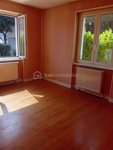 Une opportunité rare ! Situé dans un secteur recherché, à deux pas de toutes commodités. Cet immeuble offre un fort potentiel d'aménagement.

Il comprend :

- Deux appartements de 73 m²env. un  en rez-de-chaussée et un au 1er étage.

Vous y trouverez également deux cuisines spacieuses et lumineuses, deux salle de bains et deux WC, laissant libre cours à vos projets d'aménagement.

Les points forts :

- Façades et toiture en très bon état.
- Planchers haut et bas déjà isolés.
- Garage avec porte électrique.
- Extérieur soigneusement entretenu.

Emplacement idéal

A proximité de la crèche, des écoles, commerces, de la pharmacie, des cabinets médicaux, du centre ville, des transports et de l'accès à l'autoroute.

Des travaux de modernisation sont à prévoir.

Le DPE et le contrôle de l'assainissement ont été réalisés.

Que vous recherchiez une résidence principale avec un projet complémentaire, un investissement locatif ou un immeuble à fort potentiel de valorisation, ce bien saura vous séduire.

N'hésitez pas à me contacter rapidement ! Les biens rares n'attendent pas !!