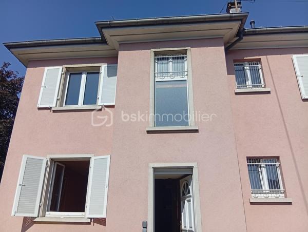 Une opportunité rare ! Situé dans un secteur recherché, à deux pas de toutes commodités. Cet immeuble offre un fort potentiel d'aménagement.

Il comprend :

- Deux appartements de 73 m²env. un  en rez-de-chaussée et un au 1er étage.

Vous y trouverez également deux cuisines spacieuses et lumineuses, deux salle de bains et deux WC, laissant libre cours à vos projets d'aménagement.

Les points forts :

- Façades et toiture en très bon état.
- Planchers haut et bas déjà isolés.
- Garage avec porte électrique.
- Extérieur soigneusement entretenu.

Emplacement idéal

A proximité de la crèche, des écoles, commerces, de la pharmacie, des cabinets médicaux, du centre ville, des transports et de l'accès à l'autoroute.

Des travaux de modernisation sont à prévoir.

Le DPE et le contrôle de l'assainissement ont été réalisés.

Que vous recherchiez une résidence principale avec un projet complémentaire, un investissement locatif ou un immeuble à fort potentiel de valorisation, ce bien saura vous séduire.

N'hésitez pas à me contacter rapidement ! Les biens rares n'attendent pas !!