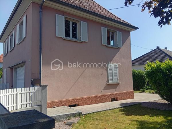 Une opportunité rare ! Situé dans un secteur recherché, à deux pas de toutes commodités. Cet immeuble offre un fort potentiel d'aménagement.

Il comprend :

- Deux appartements de 73 m²env. un  en rez-de-chaussée et un au 1er étage.

Vous y trouverez également deux cuisines spacieuses et lumineuses, deux salle de bains et deux WC, laissant libre cours à vos projets d'aménagement.

Les points forts :

- Façades et toiture en très bon état.
- Planchers haut et bas déjà isolés.
- Garage avec porte électrique.
- Extérieur soigneusement entretenu.

Emplacement idéal

A proximité de la crèche, des écoles, commerces, de la pharmacie, des cabinets médicaux, du centre ville, des transports et de l'accès à l'autoroute.

Des travaux de modernisation sont à prévoir.

Le DPE et le contrôle de l'assainissement ont été réalisés.

Que vous recherchiez une résidence principale avec un projet complémentaire, un investissement locatif ou un immeuble à fort potentiel de valorisation, ce bien saura vous séduire.

N'hésitez pas à me contacter rapidement ! Les biens rares n'attendent pas !!