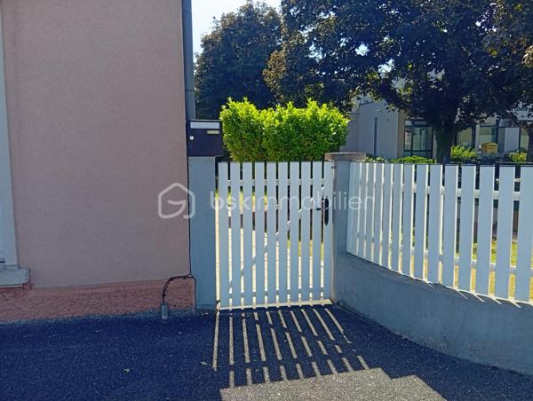 Une opportunité rare ! Situé dans un secteur recherché, à deux pas de toutes commodités. Cet immeuble offre un fort potentiel d'aménagement.

Il comprend :

- Deux appartements de 73 m²env. un  en rez-de-chaussée et un au 1er étage.

Vous y trouverez également deux cuisines spacieuses et lumineuses, deux salle de bains et deux WC, laissant libre cours à vos projets d'aménagement.

Les points forts :

- Façades et toiture en très bon état.
- Planchers haut et bas déjà isolés.
- Garage avec porte électrique.
- Extérieur soigneusement entretenu.

Emplacement idéal

A proximité de la crèche, des écoles, commerces, de la pharmacie, des cabinets médicaux, du centre ville, des transports et de l'accès à l'autoroute.

Des travaux de modernisation sont à prévoir.

Le DPE et le contrôle de l'assainissement ont été réalisés.

Que vous recherchiez une résidence principale avec un projet complémentaire, un investissement locatif ou un immeuble à fort potentiel de valorisation, ce bien saura vous séduire.

N'hésitez pas à me contacter rapidement ! Les biens rares n'attendent pas !!